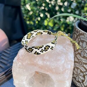 ✨ Handmade Beaded Loom Bracelet✨
– Petite Collection: 💛Safari Diva🐆